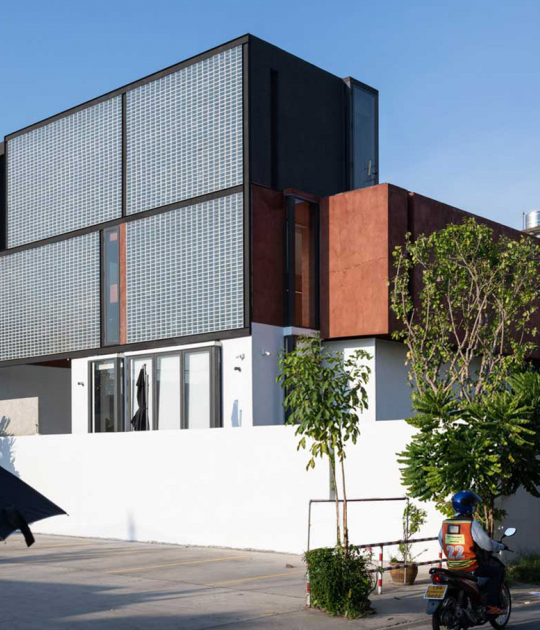 Sena House by Archimontage Design Fields Sophisticated. Photograph by Rungkit Charoenwat