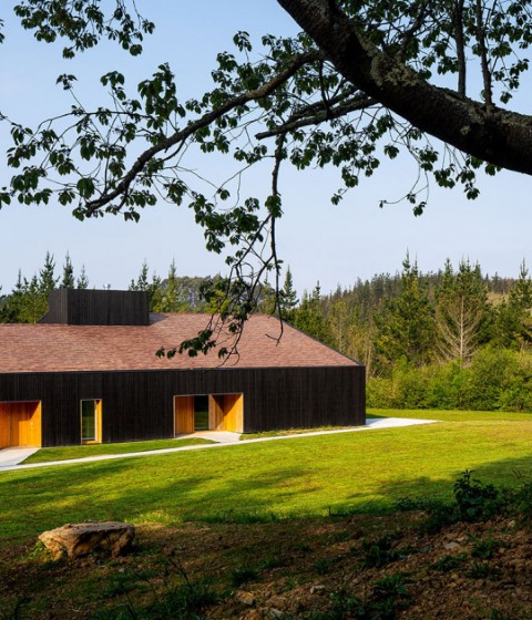 Un caserío multifuncional. Caserío Azkarraga por BABELstudio y BONADONA Arquitectura