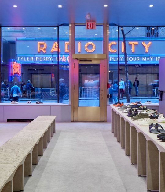 Tienda Camper en el Rockefeller Center de Nueva York por Jonathan Olivares. Fotografía por Daniele Ansidei.
