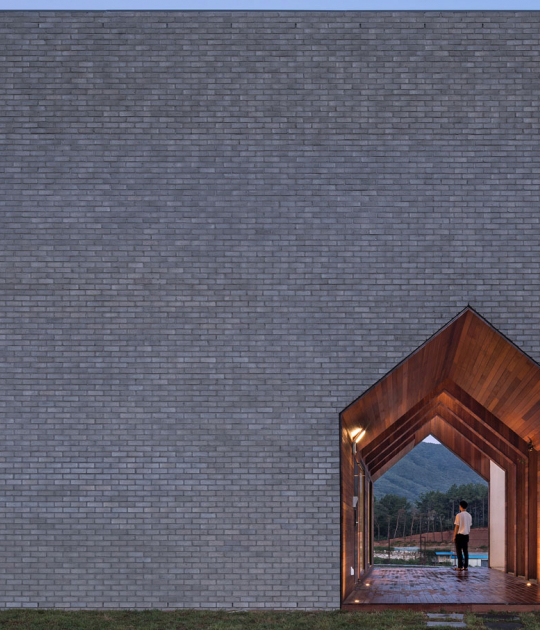 Sunset exterior view. Manhwarican House by Rieuldorang Atelier. Photography by Yoon Joonhwan