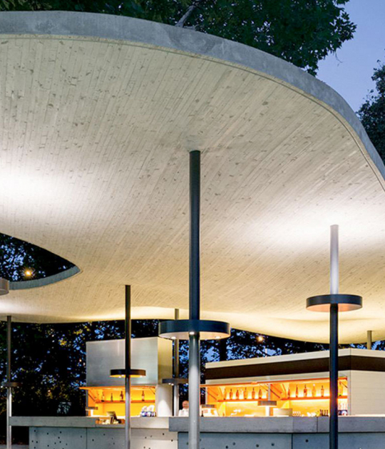 “Wolke 7” un pabellón en los Jardines del Castillo de Grafenegg por tnE Architects. Fotografía por Lukas Schalle
