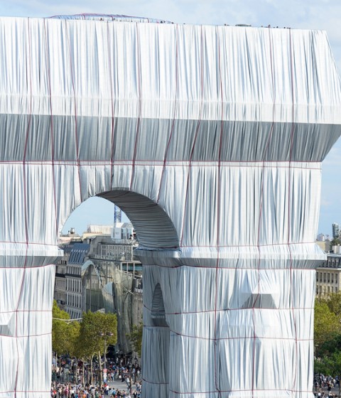 Christo and Jeanne-Claude L'Arc de Triomphe, Wrapped, Paris, 1961-2021. Photograph by Benjamin Loyseau. Image courtesy via 2021 Christo and Jeanne-Claude Foundation