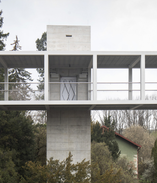 Pasarela en Litomyšl por Ehl & Koumar Architekti. Fotografía por Tomáš Souček