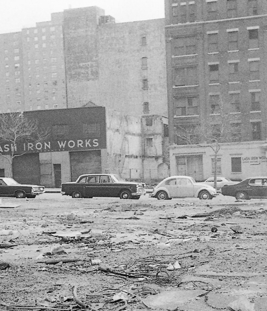 Gordon Matta-Clark creando un Muro de basura debajo del Puente de Brooklyn en 1970. © The Estate of Gordon Matta-Clark. © The Estate of Gordon Matta-Clark / Artists Rights Society (ARS), Nueva York Cortesía The Estate of Gordon Matta-Clark y David Zwirner