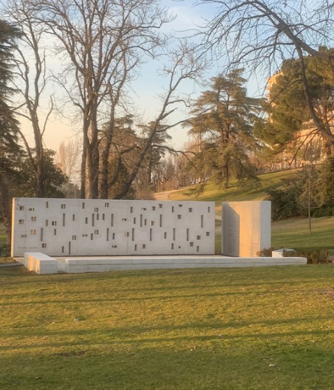 Memorial a las víctimas del Yak-42 por Diego Manuel Novo Menéndez. Fotografía por Diego Manuel Novo Menéndez