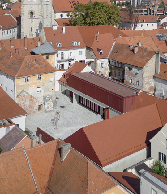 Revitalización de antiguas cristalerías y áreas urbanas circundantes de Ptuj por ELEMENTARNA. Fotografía por Miran Kambič