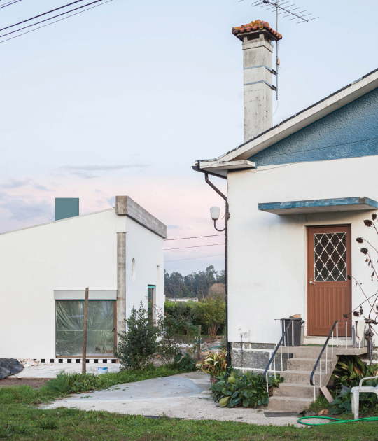 House under a big roof by Fala atelier. Photography by Ricardo Loureiro