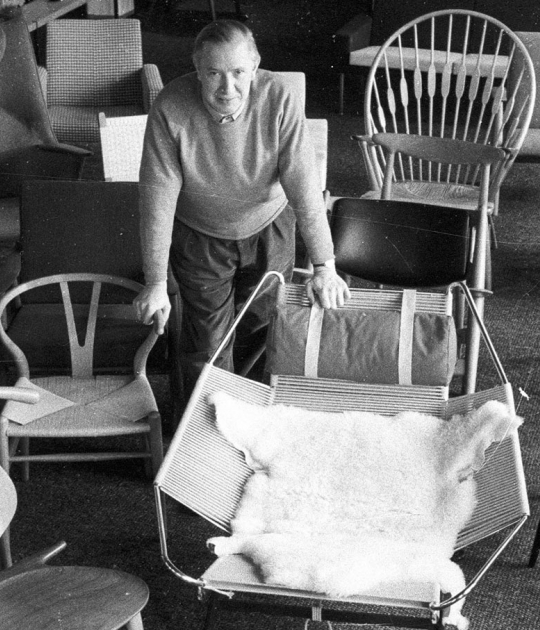Hans J. Wegner rodeado por sus sillas. Fotografía por Poul Petersen/Scanpix 2017