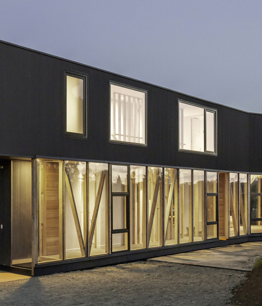 Casa Maitenes por Ignacio Correa. Fotografía por Aryeh Kornfled