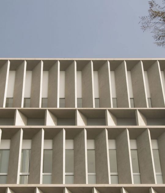 Celosía de hormigón. Edificio Atenea. Fotografía por K+M Arquitectos y Urbanismo