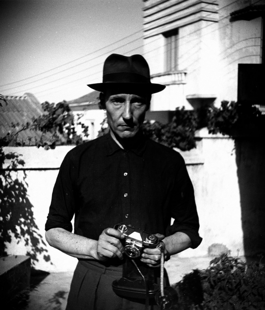 Burroughs en el Hotel Villa Mourniria Garden, fotógrafo desconocido, escaneo del negativo, 5.6 x 5.8 cm. Fotografía © Estate of William S. Burroughs