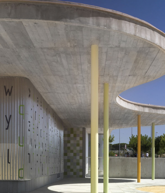 Pabellón infantil del Exterior. Colegio La Barrosa por Gabriel Verd arquitectos. Fotografía © Jesús Granada