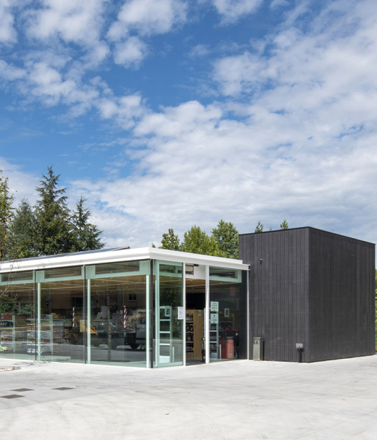 Centro de Servicios «A Ramallosa» por MRM arquitectos + AVG. Fotografía por Héctor Santos-Díez