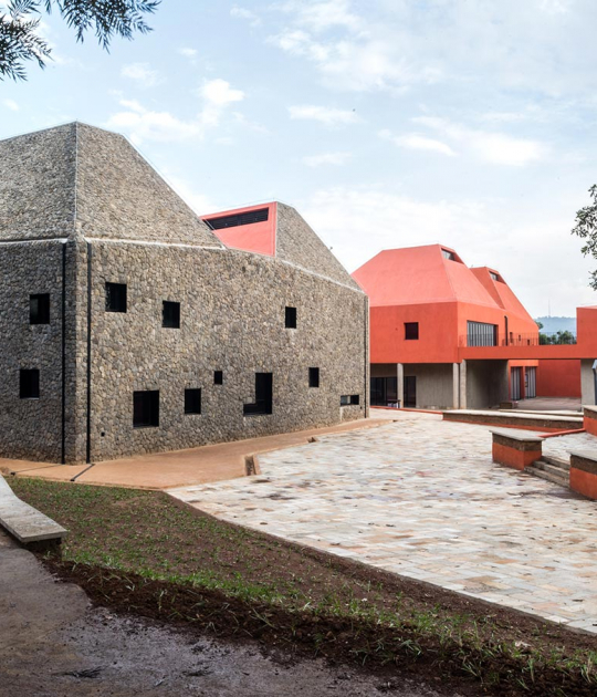 Facultad de Arquitectura y Diseño Ambiental por S&AA. Fotografía por Jules TOULET