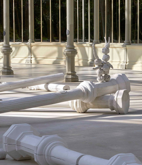 Vista de la exposición PEP AGUT. Meridiano de Madrid: sueño y mentira, en el Palacio de Cristal. Abril, 2021. Museo Nacional Centro de Arte Reina Sofía. Archivo fotográfico del Museo Reina Sofía