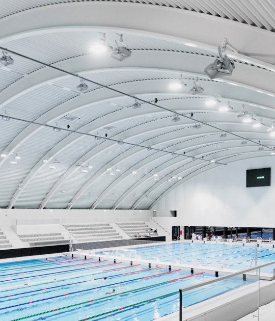 Piscina pública en Budapest por Plant-Atelier Péterkis Kft y Tecton Kft. Fotografía por Zsolt Batár