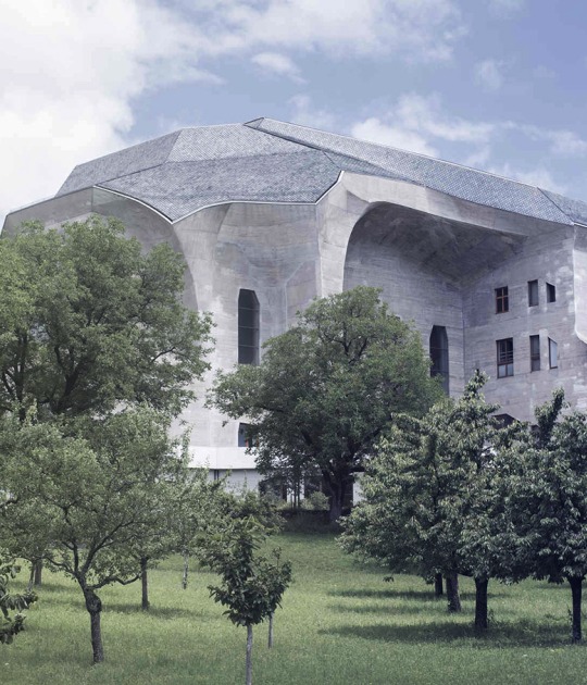 Vista exterior. Segundo Goetheanum. En el filo del expresionismo I: Rudolf Steiner. Fotografía © Wikipedia