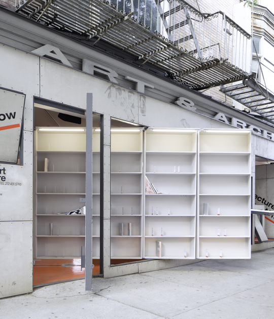 Abruzzo Bodziak Architects adaptó los paneles giratorios de la fachada de Storefront con estanterías y diseñó una serie de objetos relacionados con el libro que señalizan y dan forma a la experiencia visual de la exposición en colaboración con Pentagram. Fotografía de Naho Kubota