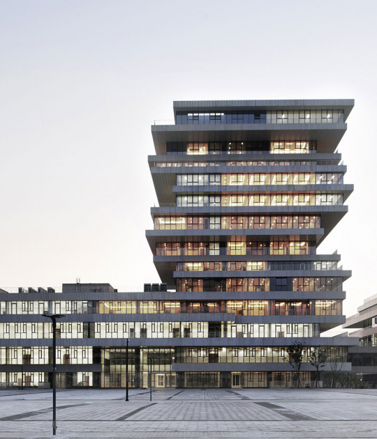 Atardecer en la Plaza Central. 'The Campus City' para la Normal University de Hangzhou por WSP ARCHITECTS. Fotografía © RUIJING Photography/Zhang Hui