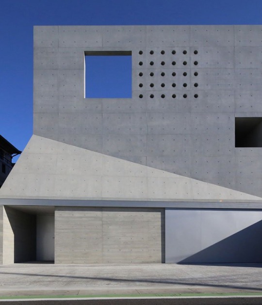 House in Tsudanuma by fuse-atelier. Photography © Shigeru Fuse