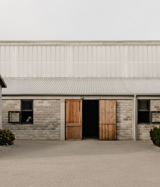 Establo de Caballos por Wiercinski Studio. Fotografía por ONI studio