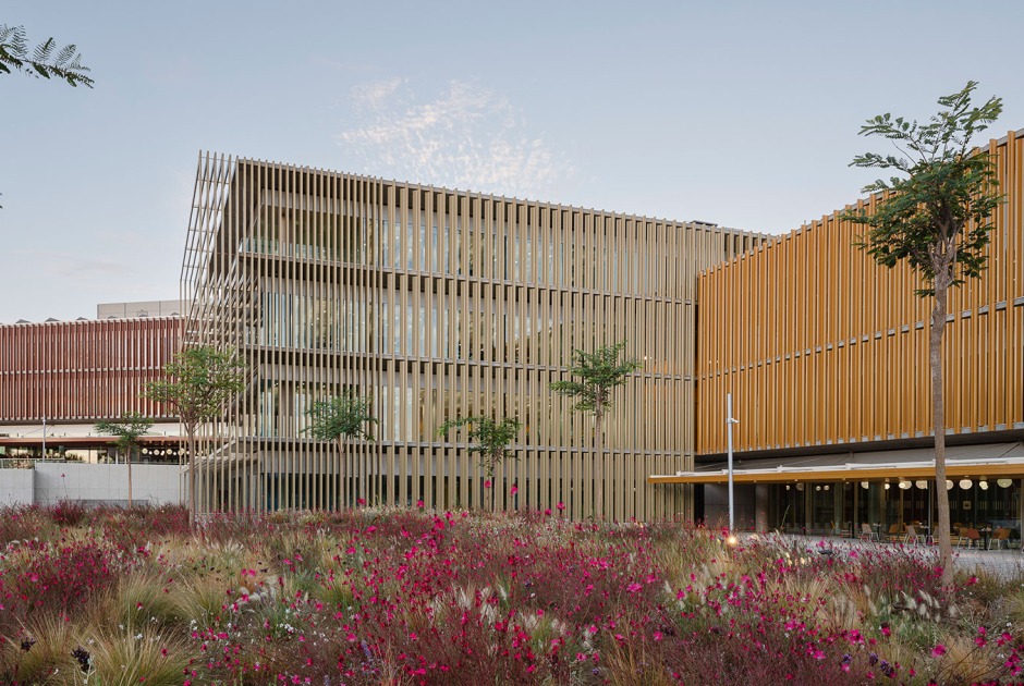 BCC Financial Center- Grupo Cajamar by Arquitectos Ayala. Photograph by Fernando Alda BCC Financial Center- Grupo Cajamar by Arquitectos Ayala. Photograph by Fernando Alda