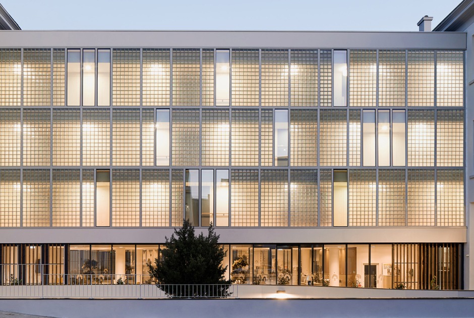 Renovación de una histórica oficina de correos por Chatillon Architectes. Fotografía por Antoine Mercusot