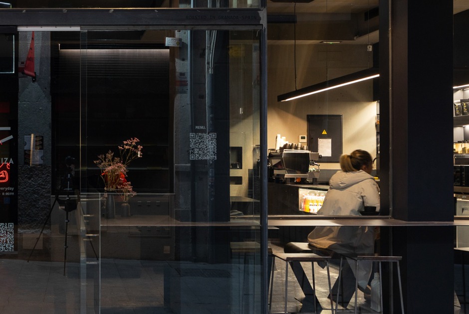 Oteiza One Coffee Shop by Bauart studio, Arkygra Arquitectos. Photograph by Fernando Schapochnick Oteiza One Coffee Shop by Bauart studio, Arkygra Arquitectos. Photograph by Fernando Schapochnick