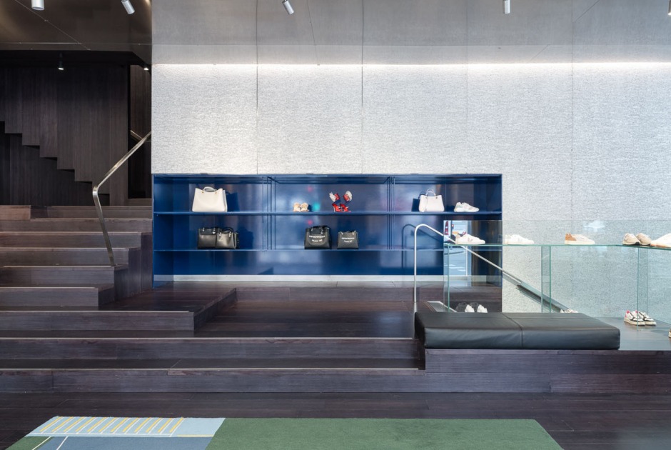 MKR Campana Store by Guillermo Vázquez Consuegra. Photograph by Fernando Alda MKR Campana Store by Guillermo Vázquez Consuegra. Photograph by Fernando Alda