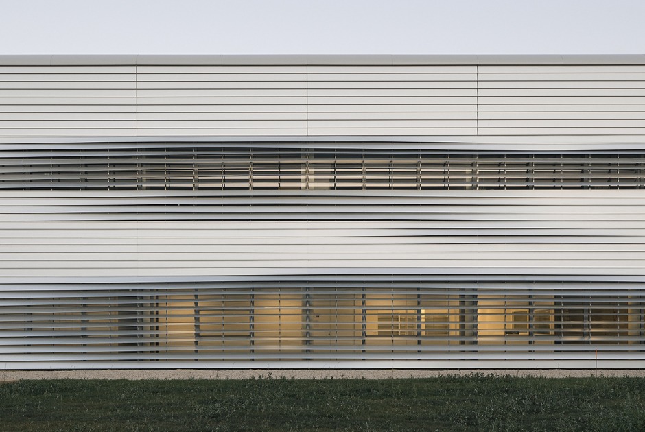 Sophysa Neurosurgical Implants Production Unit by MÉTRA+ASSOCIÉS. Photograph by Epaillard + Machado Sophysa Neurosurgical Implants Production Unit by MÉTRA+ASSOCIÉS. Photograph by Epaillard + Machado