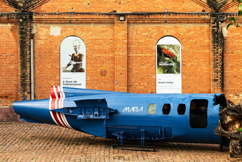 Aircraft fuselage, tree trunk and automotive paint 280 × 1050 × 320 cm. Fábrica de Arte Marcos Amaro (FAMA) by KAAN. Photograph by Sebastian van Damme Aircraft fuselage, tree trunk and automotive paint 280 × 1050 × 320 cm. Fábrica de Arte Marcos Amaro (FAMA) by KAAN. Photograph by Sebastian van Damme