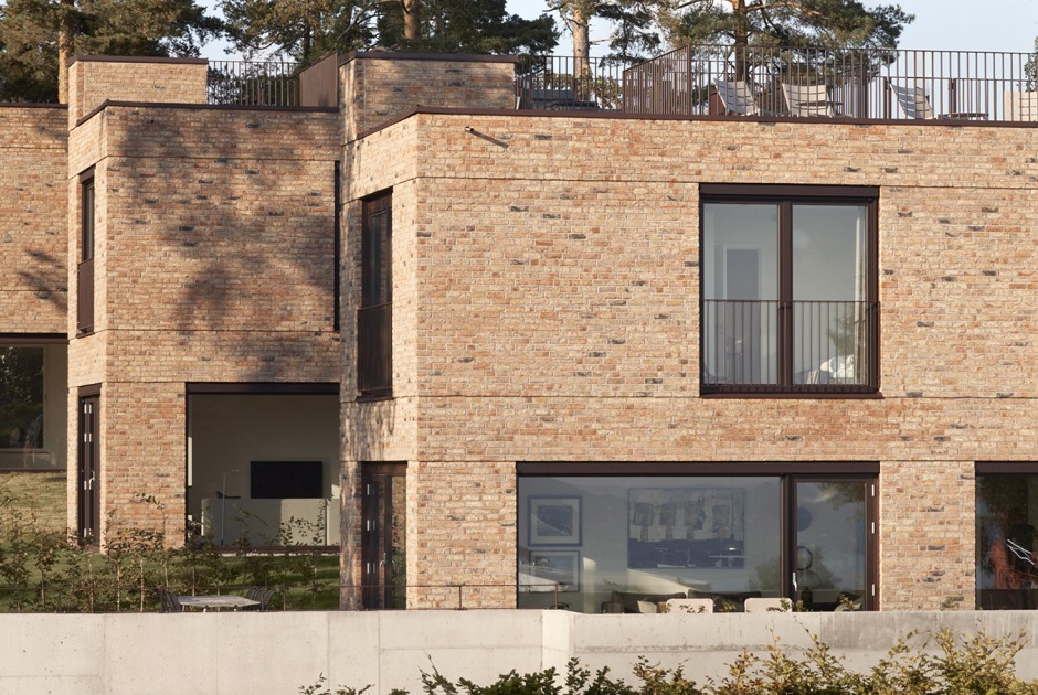 Casas patio en Ullerntoppen, fase 2 por R21 Arkitekter. Fotografía por Mariela Apollonio Casas patio en Ullerntoppen, fase 2 por R21 Arkitekter. Fotografía por Mariela Apollonio