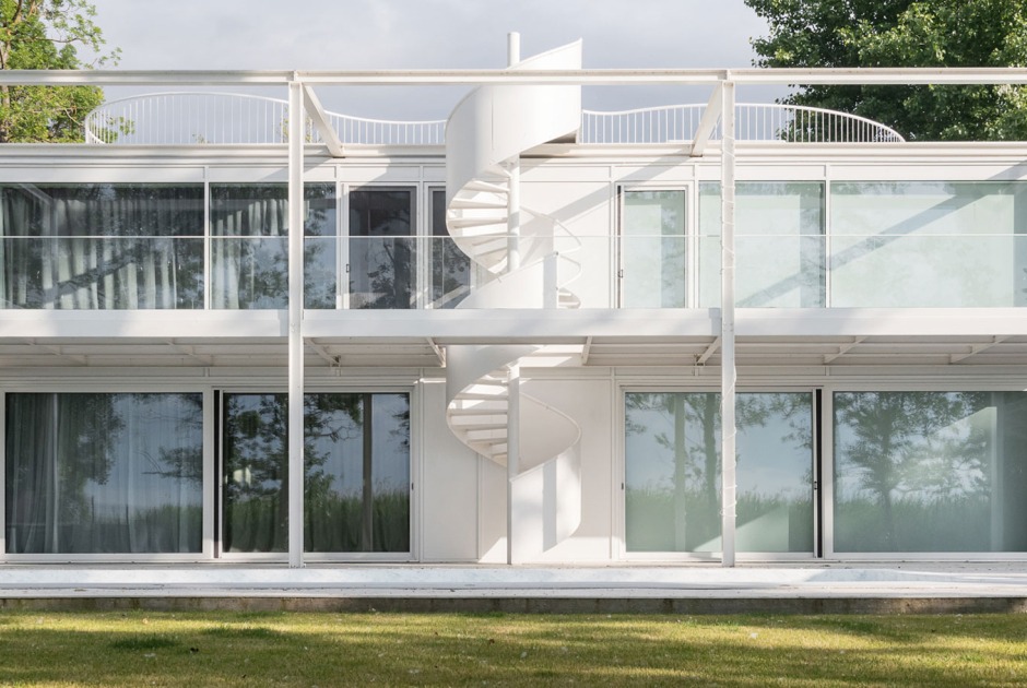 Twin Holiday Home by építész stúdió. Photography by Norbert Juhász Twin Holiday Home by építész stúdió. Photography by Norbert Juhász