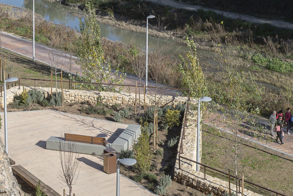 Parque de «Les Mamàs Belgues» por Síntesi Arquitectes, Sari Calatayud y Rafa Mira. Fotografía por Víctor Sanchis Parque de «Les Mamàs Belgues» por Síntesi Arquitectes, Sari Calatayud y Rafa Mira. Fotografía por Víctor Sanchis