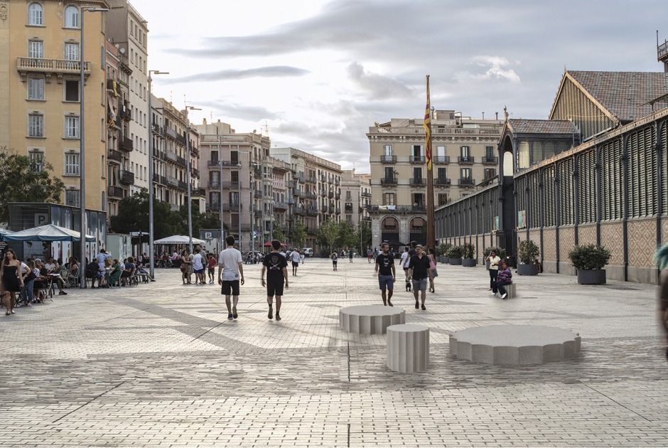 «Temple», familia de elementos urbanos por vora + Toni Riba. Fotografía por Adrià Goula. Fotomontaje por Lill Volmer, Tana Sebova