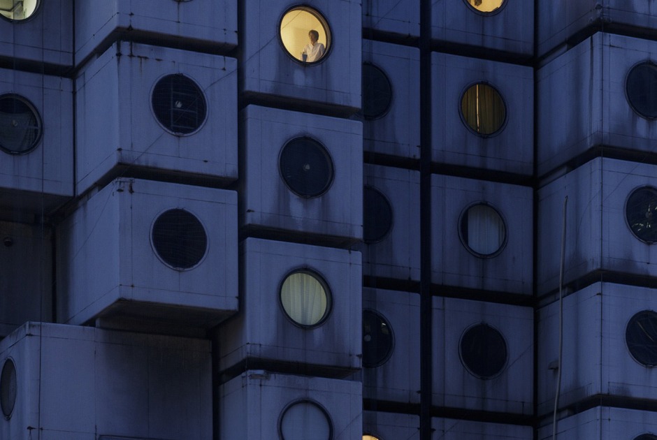 Torre Cápsula Nakagin, 2016. Jeremie Souteyrat (Francés, nacido en 1979). Fotografía digital para fondo de pantalla Torre Cápsula Nakagin, 2016. Jeremie Souteyrat (Francés, nacido en 1979). Fotografía digital para fondo de pantalla