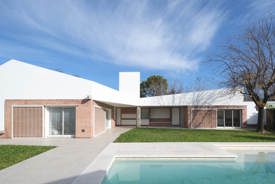 Renovation and Extension of a Weekend Home by Estudio qo + TAF. Photograph by Javier Agustín Rojas