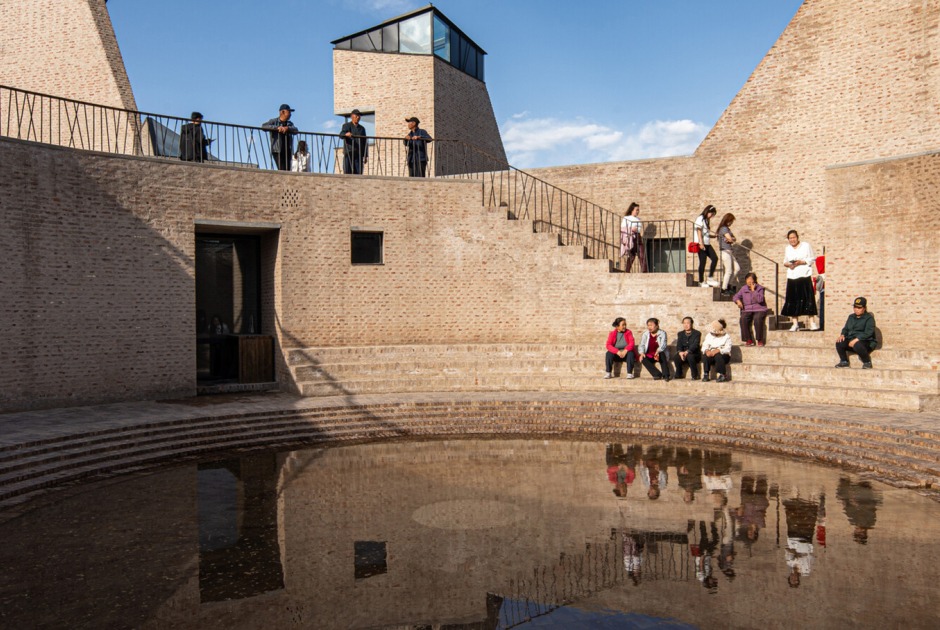 View of the interior courtyard where water has formed a reflecting pool. Photograph courtesy by Aga Khan Trust for Culture / Dou Yujun (photographer).
