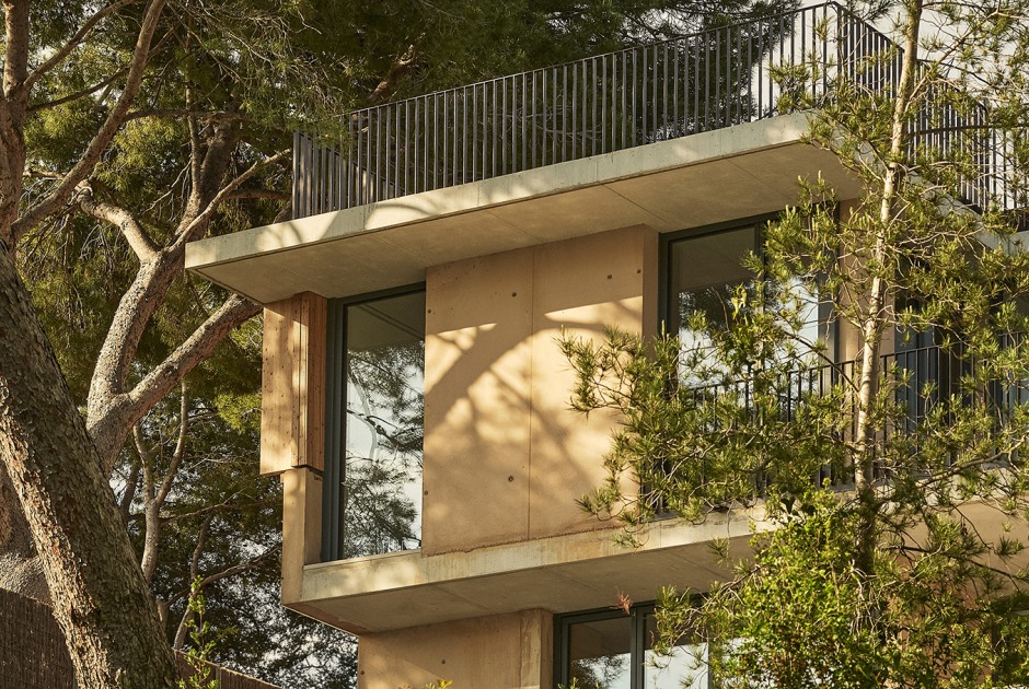 House in Cala Tamarit by Raúl Sánchez. Photograph by David Zarzoso