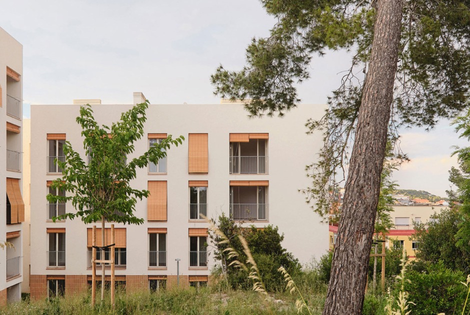 Sostenibilidad y calidad espacial. 72 Viviendas Sociales en Castelldefels by Carles Enrich Studio. Fotografía por Adrià Goula
