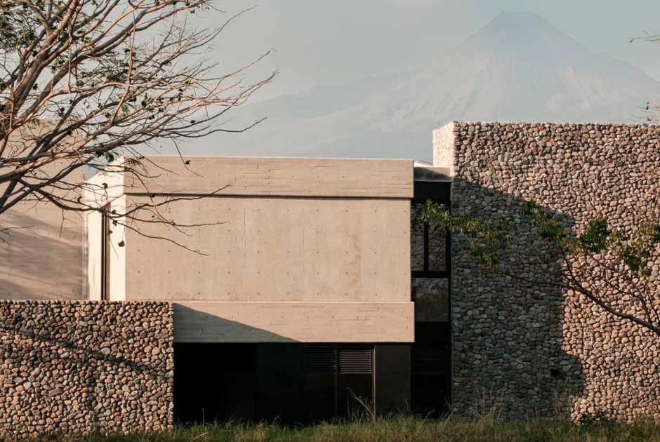 Contemplative dwelling. Casa Seye by Di Frenna Arquitecto. Photograph by Lorena Darquea