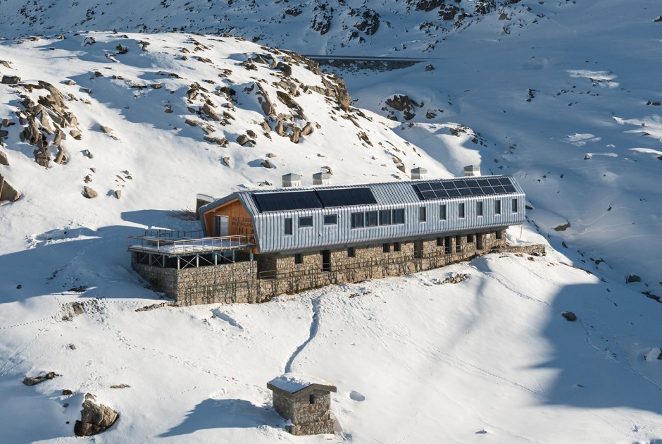Refugio de l’Illa por Altura arquitectes. Fotografía por Pol Viladoms