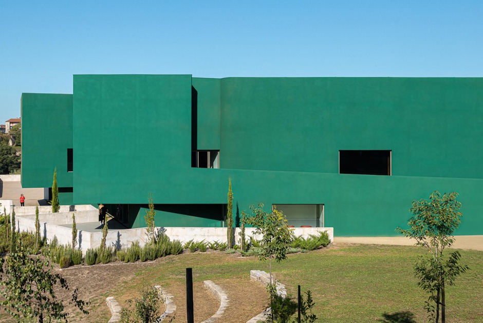 Ponto C - Cultura e criatividade by Galería gabinete. Photograph by Ivo Tavares Studio