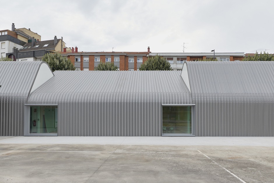 Comedor infantil de Ventanielles por Rogelio Ruiz + Macario G. Astorga. Fotografía por Marcos Morilla