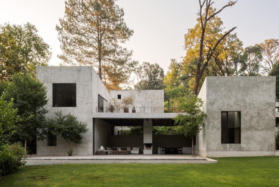 House in Avándaro by Ignacio Urquiza and Ana Paula de Alba. Photograph by Rafael Gamo