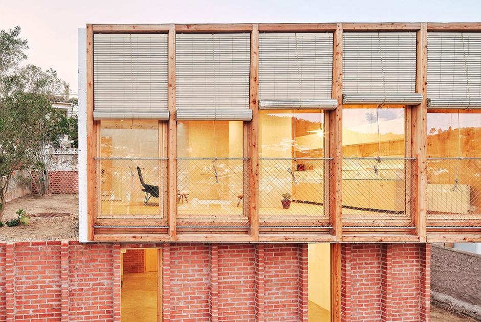 «Casa sobre un zócalo de ladrillo» por Ágora Arquitectura obtiene el premio de los APE Grupo Architecture Awards. Fotografía por José Hevia 