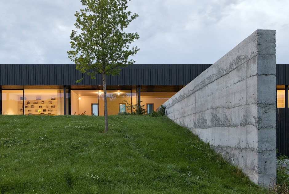 Janošík Headquarters and Showroom by Jakub Janošík. Photograph by Filip Beránek
