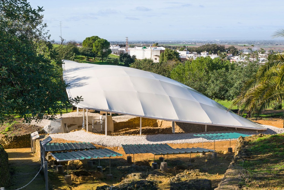 Cubierta para las Tumbas de Postumio y Tres Puertas por Nd_Arquitectos. Fotografía por Jesús Granada 
