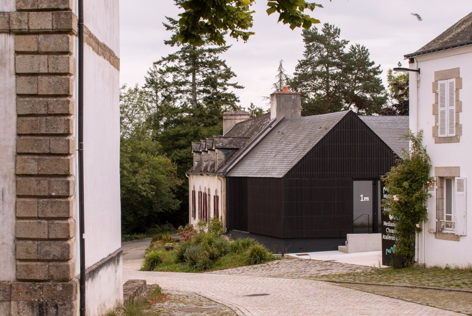 Centro Cultural Pont-Scorff por AGA Architectes Associés. Fotografía por Gaëtan Chevier 