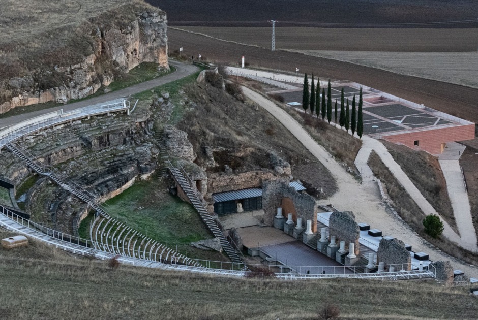 Centro de Recepción de Visitantes de Colonia Clunia Sulpicia por Tejedor Linares Arquitectos. Fotografía por Fernando Alda